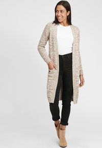 Oxmo OXPHILETTA - Strickjacke - dune