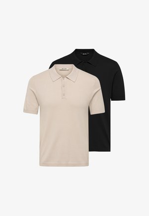 To kortærmede poloshirts, en beige med tre knapper foran og en sort med krave og knaplukning bagved.