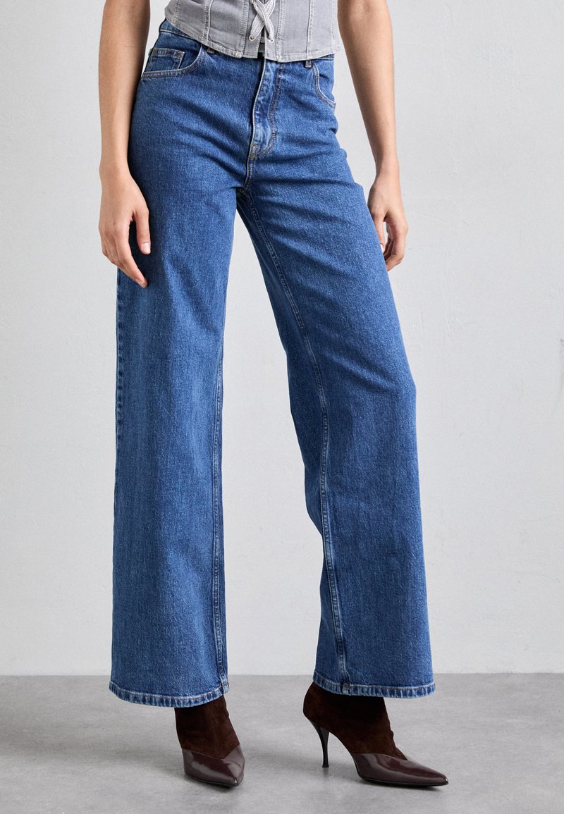 Baum und Pferdgarten NINI - Brīva piegriezuma džinsi - classic blue denim