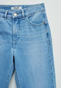 Hellblaue Jeans aus Denim mit vorderen Taschen, Gürtelschlaufen und einem Metallknopf mit dem Markenlabel "Salsa Jeans" am Bund.