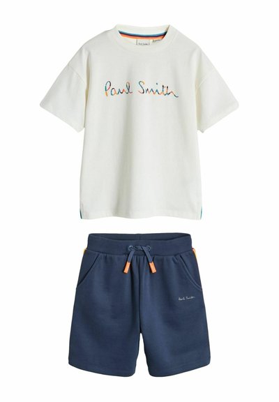 T-shirt blanc à manches courtes avec logo "Paul Smith" multicolore, assorti d'un short bleu marine à cordon avec poches latérales et détail du logo.