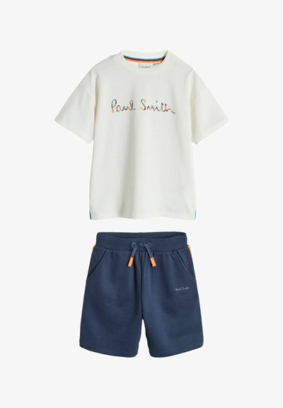 T-shirt blanc à manches courtes avec logo "Paul Smith" multicolore, assorti d'un short bleu marine à cordon avec poches latérales et détail du logo.