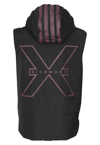 Gilet senza maniche di colore nero con un grande logo "X" bordeaux e la parola "RICHMOND". Cappuccio con accenti a strisce bordeaux e neri. Texture liscia e lucida.