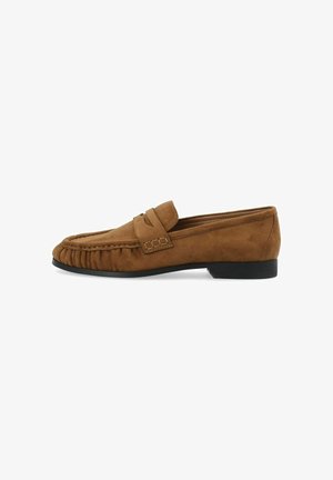 Mocassino da uomo in pelle scamosciata marrone con suola nera e punta cucita in stile mocassino su sfondo bianco.