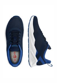 Marineblaue Sportschuhe aus Mesh-Material mit strukturierter Oberseite, weißer Zwischensohle und blauen Akzenten. Verfügen über Schnürsenkel und ein Logodetail auf der Zunge.