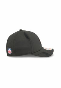 Schwarze Baseballmütze mit strukturiertem Design, ausgestattet mit Netz-Seiteneinsätzen und einem NFL-Logo an der Seite. Verstellbarer Riemen auf der Rückseite.