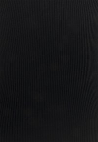 Svart ribbad tyg med ett texturerat mönster, med vertikala linjer över hela ytan, lämplig för figurnära plagg.