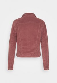 Fløjljakke i støvet rosa, med spidse krave, lange ærmer og rygstykkedetalje. Glat tekstur, tætsiddende talje og knapdetaljer.