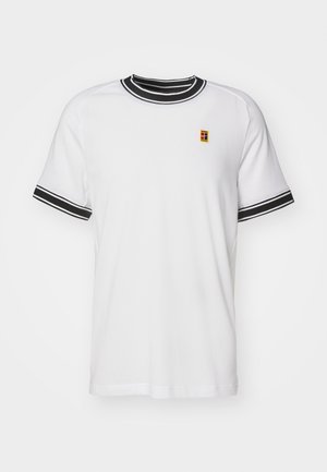 Weißes T-Shirt mit kurzen Ärmeln und schwarzem gestreiftem Kragen sowie Bündchen. Besitzt ein kleines, farbenfrohes Logo auf der Brust. Hergestellt aus Mesh-Gewebe.