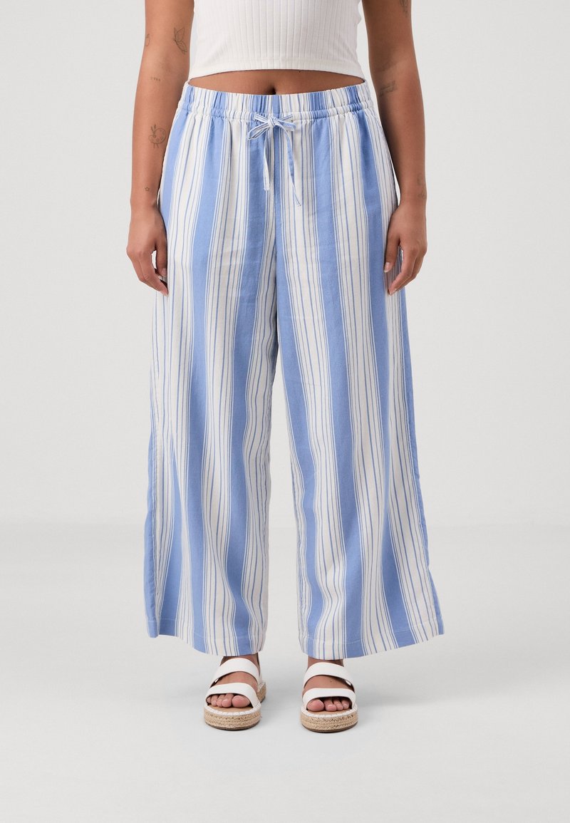 Ljusblå och vita randiga vida byxor i ett mjukt, lätt material med elastisk midja och snörning.