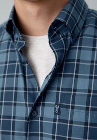 Kurzärmeliges Hemd mit Knopfleiste und blauem Karomuster, ausgestattet mit einem Button-Down-Kragen und einem kleinen Logo auf der Brusttasche.