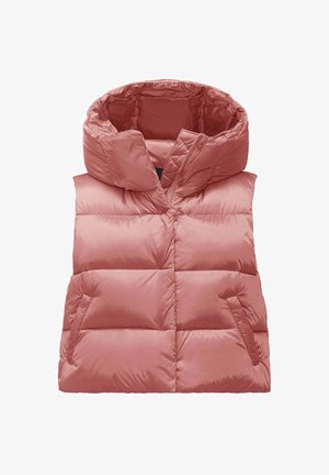 Różowa kamizelka puchowa z wysokim kołnierzem, charakteryzująca się pikowanym wzorem, poziomymi przeszyciami i dwoma bocznymi kieszeniami. Materiał wydaje się błyszczący i gładki.