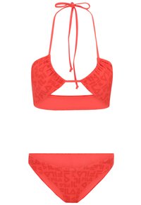 Completo bikini rosso con top a halter con chiusura a fiocco e parte inferiore testurizzata, entrambi con un motivo logo su tutta la superficie. Finitura liscia.