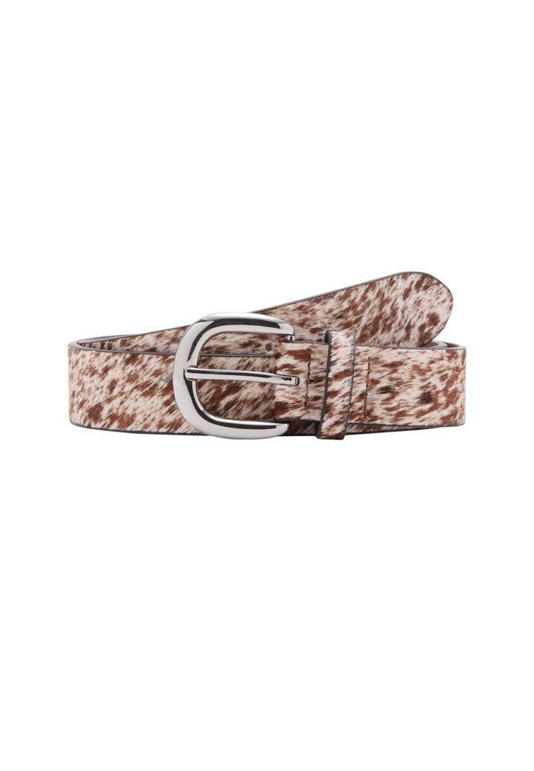 Cinturón de piel de vaca en un patrón manchado de marrón y crema, con una hebilla de metal plateado. Diseño plano con una textura suave.