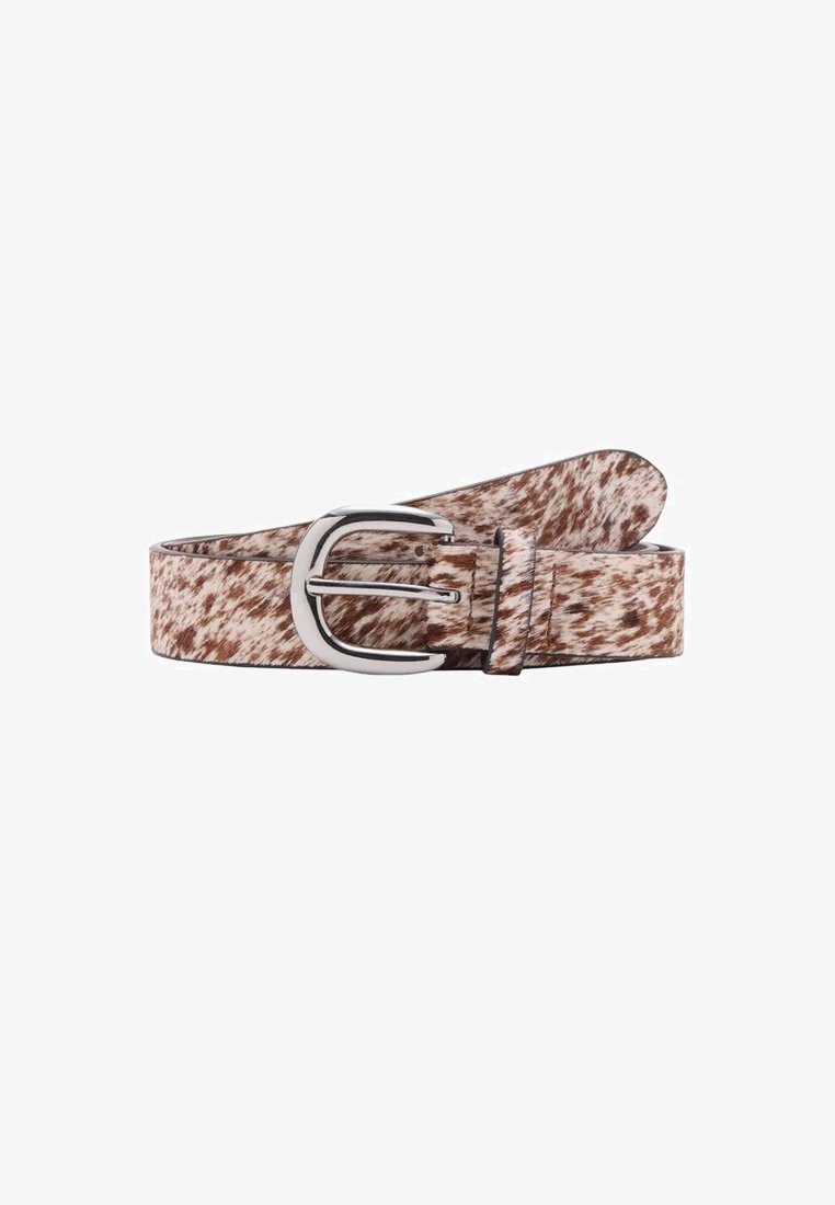Cinturón de piel de vaca en un patrón manchado de marrón y crema, con una hebilla de metal plateado. Diseño plano con una textura suave.