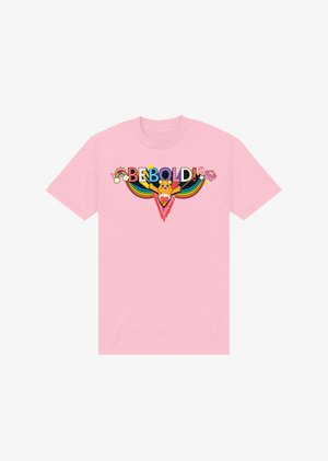 Camiseta de color rosa claro con un gráfico colorido que dice "¡SE VALIENTE!" y un oso de dibujos animados, rodeado de arcoíris y iconos juguetones.