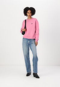 Tommy Jeans BADGE CREW - Felpa - pink crush