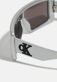 Calvin Klein Jeans UNISEX - Slnečné okuliare - silver-coloured