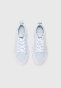 Tenisi din pânză de un albastru deschis, cu talpă și șireturi din cauciuc alb. Caracteristici: limbă și taburi pentru călcâi căptușite. Logo-ul "Converse" pe limbă.