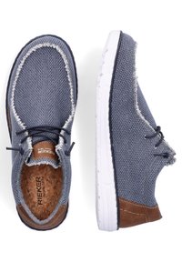 Chaussures décontractées en tissu bleu tissé avec couture blanche, détail en cuir marron au talon, lacets noirs et semelles en caoutchouc blanches, vues de dessus et de côté.