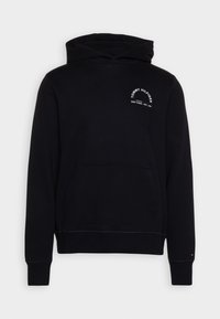 Černá mikina s kapucí a klokaní kapsou, malý text "Tommy Hilfiger New York EST. 1985" na hrudi a decentní logo na manžetě levého rukávu.