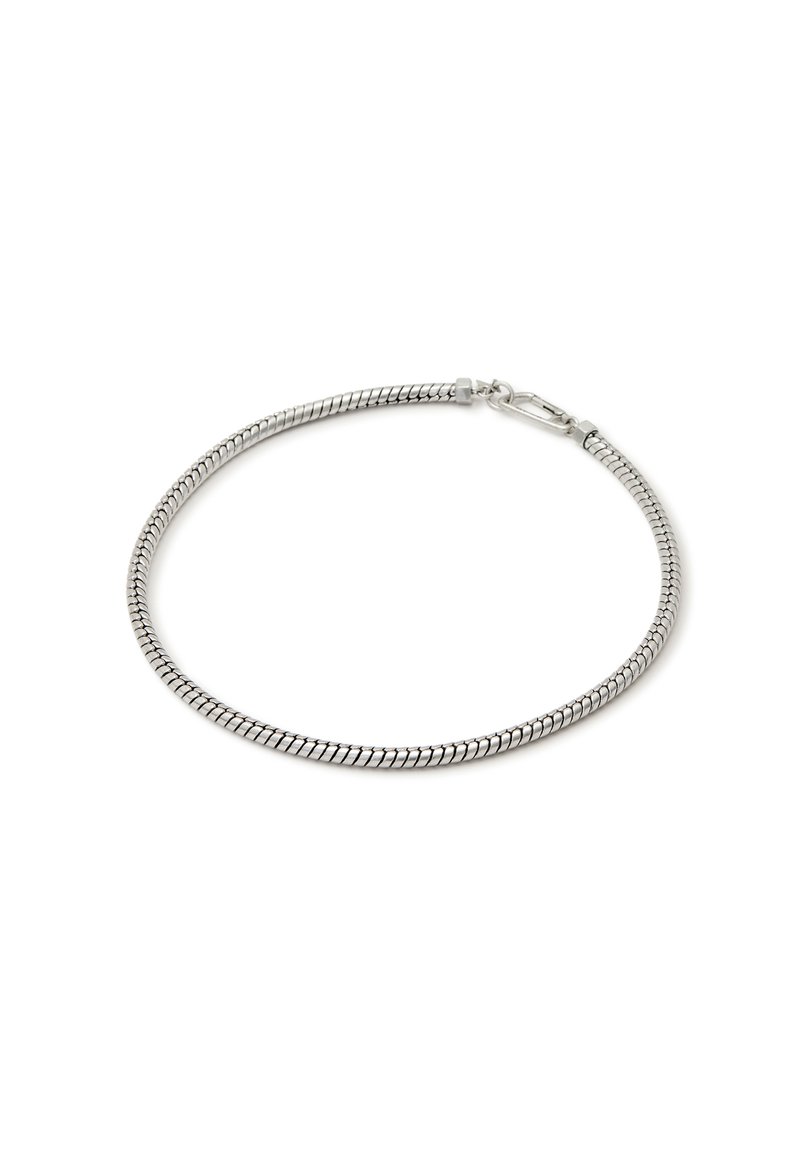 Bracciale in argento sterling con un design a catena flessibile a forma di serpente. Presenta una chiusura sicura e una superficie liscia e lucida in tutto il bracciale.