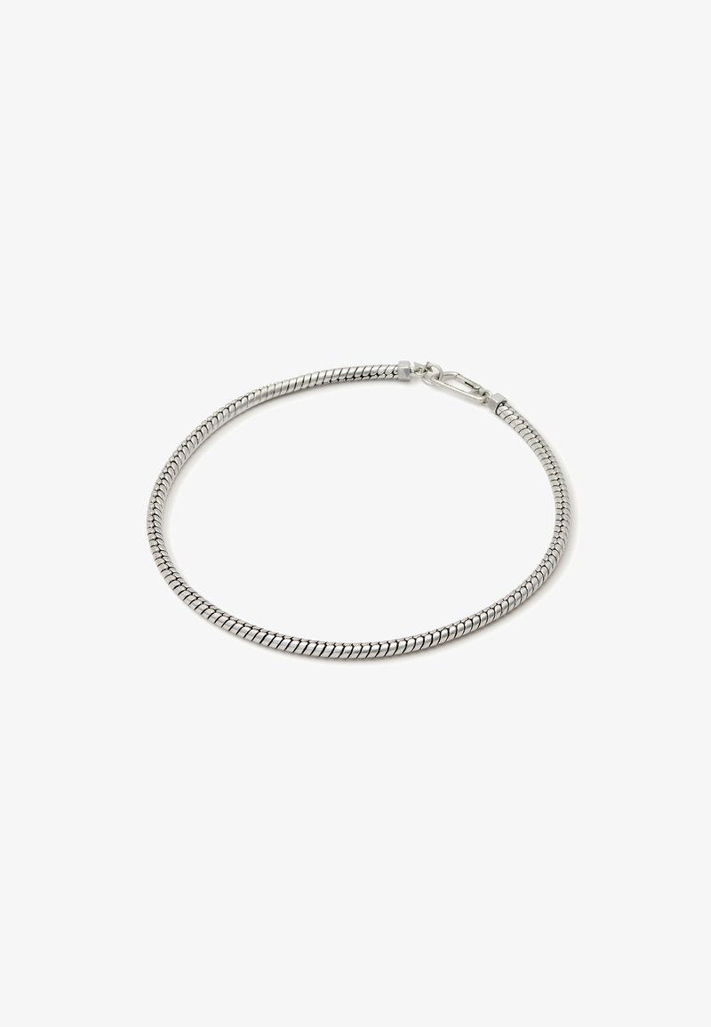 Armbånd i sterlingsølv med et fleksibelt, slangeformet design. Har en sikker lås og en glat, blank overflade gennem hele armbåndet.