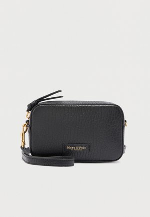 Pochette en cuir noir texturé avec ferrures dorées et plaque logo Marc O'Polo sur le devant.