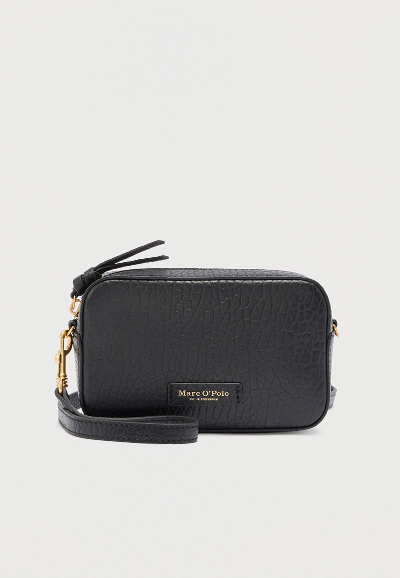 Μαύρο πορτοφόλι καρπού από δερματίνη με υφή, με χρυσά μεταλλικά στοιχεία και πλακέτα με το λογότυπο της Marc O'Polo στο μπροστινό μέρος.