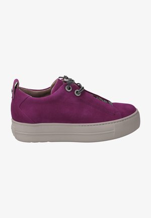 Zapatillas de ante en un púrpura vibrante, con cordones y ojetes grises, una suela gruesa color beige y detalles de costura sutiles en la parte superior.