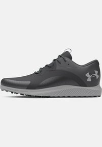 Zapatilla deportiva gris con una parte superior lisa y texturizada, puntera reforzada y suela de goma con un patrón de diamante para tracción.
