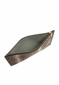 Pennal i brunt pythonmønsteret materiale med en beige indvendig. Har en guld lynlås og en trekantet form.