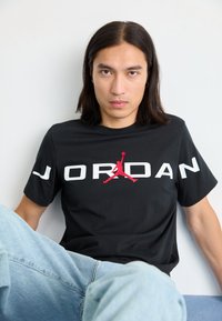 Jordan AIR STRETCH CREW - Trükipildiga T-särk - black/white/gym red