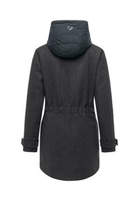 Ciemnoszary płaszcz z pikowaną granatową kapturem, z wcięciem w talii, guzicznymi mankietami i gładką fakturą. Brak widocznych wzorów.