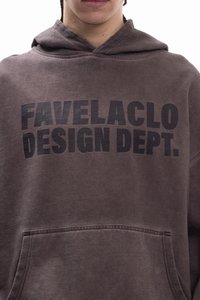 Καφέ φούτερ με κουκούλα από απαλό ύφασμα, με μεγάλο μαύρο κείμενο που γράφει «FAVELACLO DESIGN DEPT.» και μπροστινή τσέπη.