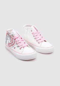 Zapatillas altas en blanco con detalles en rosa, que presentan un diseño de unicornio en el costado, cordones rosas y una cremallera lateral para ponerlas y quitarlas fácilmente.