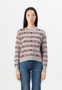 Maglione grigio a maglia con orlo a coste, caratterizzato da un motivo logo ripetuto in rosso e nero. Maniche lunghe e scollatura rotonda.