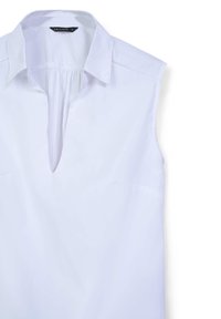 Blusa bianca senza maniche con colletto, caratterizzata da un piccolo scollo a V, texture liscia e pieghe sottili sul collo.