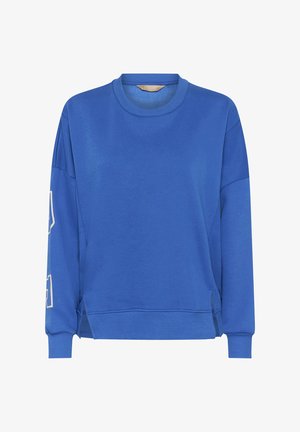 Zils džemperis ar apaļu kaklu un garām piedurknēm, ar ribotu aproču un apakšmalu, un daļēji redzams balts uzraksts uz labās piedurknes.