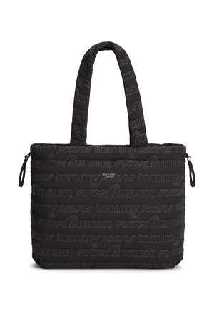 Čierna prešívaná taška na rameno s opakujúcim sa vzorom textu „tommy jeans“, dvoma polstrovanými rukoväťami, zipsmi na bočných stranách a malým predným logom.