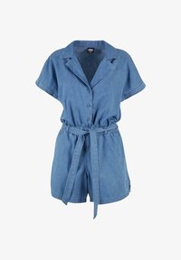 Mono corto de mezclilla azul con botones delanteros, cuello con muesca, cintura elástica y cinturón del mismo tejido anudado delante.
