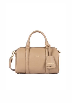 Sac à main en cuir tan avec une finition texturée, double anses, bandoulière détachable, quincaillerie dorée et une petite étiquette attachée.