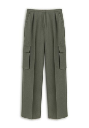 Pantaloni cargo verdi con vestibilità dritta, dotati di due ampie tasche laterali e un tessuto testurizzato. Il dettaglio plissettato sul davanti ne migliora la struttura.