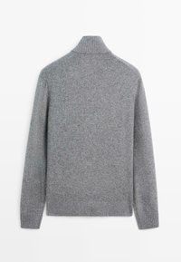 Maglione grigio a maglia con colletto alto, maniche lunghe e polsini e orlo a costine. Texture morbida, colore uniforme senza motivi o decorazioni.