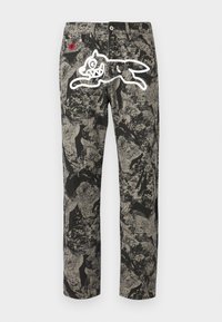 Μαύρο και γκρι παντελόνι με μοτίβο και λεπτή υφή ύφασματος. Διαθέτει λευκό γραφικό ενός άλτη στην πίσω τσέπη και κόκκινη λεπτομέρεια.