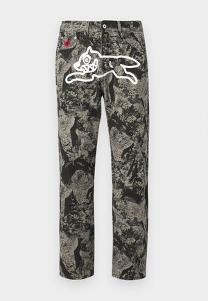 Μαύρο και γκρι παντελόνι με μοτίβο και λεπτή υφή ύφασματος. Διαθέτει λευκό γραφικό ενός άλτη στην πίσω τσέπη και κόκκινη λεπτομέρεια.