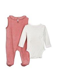 Różowy kombinezon w kropki z falbanką przy dekolcie, zapinany na guziki z tyłu, w zestawie z białym body z długim rękawem. Wykonany z miękkiej bawełny.