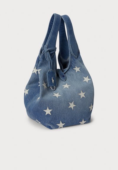 Torba z denimu z dwoma uchwytami, ozdobiona białym wzorem gwiazd. Kształt zaokrąglony, z zamknięciem na sznurek i metk�ą z logo. Tkanina o fakturze.