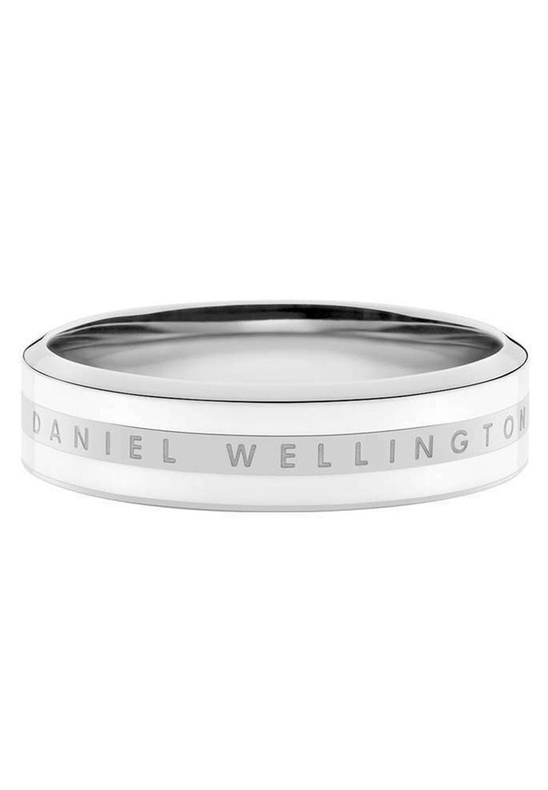 Hopeakanslihihansikka joka on sileäpintainen, pyöreän muotoinen ja jossa on kaiverrus "DANIEL WELLINGTON". Reunoilla on ohut musta viiva.