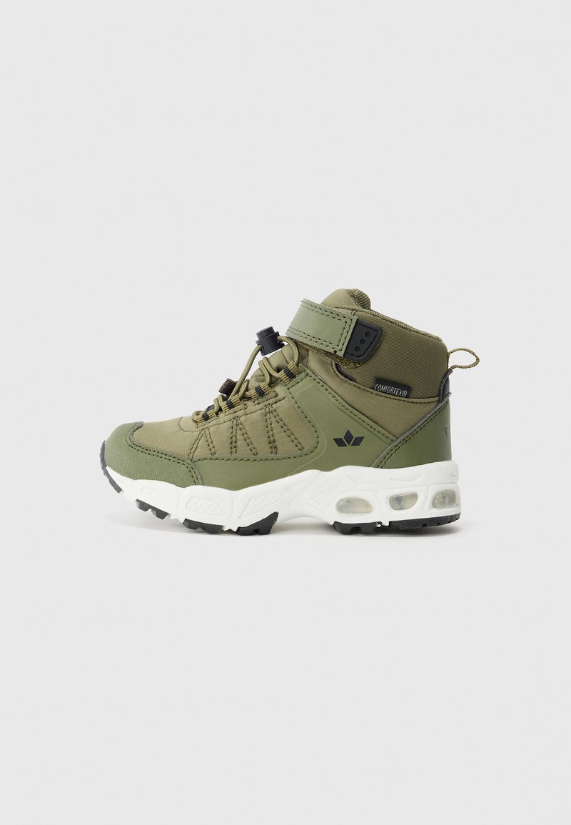 Grønn høy-top sneakers med hvit polstret såle, justerbar stropp, trekkloft, og svart logo på siden, designet for utendørs bruk.